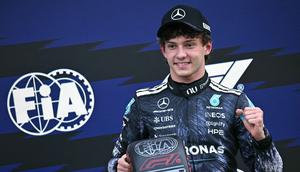 Raihan ini menyempurnakan penampian tim Mercedes AMG Petronas di sesi kualifikasi Formula 1 GP Jepang 2026. Tampak dalam foto, pembalap Mercedes AMG Petronas asal Italia, Kimi Antonelli, berpose dengan penghargaan pole position setelah sesi kualifikasi Formula 1 GP Jepang 2026 di Sirkuit Suzuka, pada Sabtu (28/3/2026). (Philip FONG/AFP)
