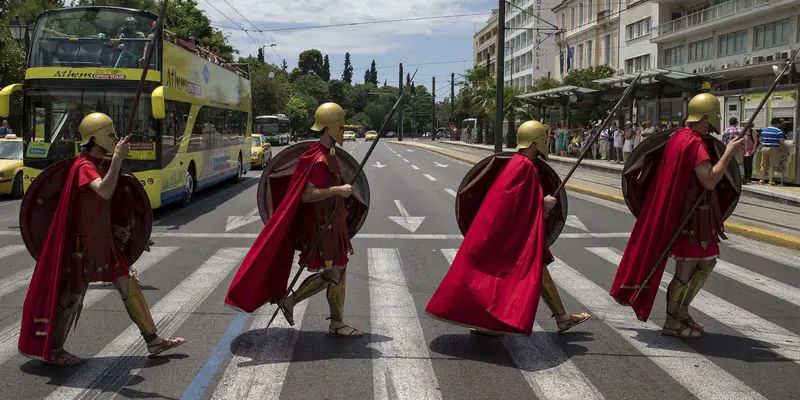 Melihat Aksi Para Pria Berpakaian Tentara Yunani Kuno
