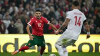 Gelandang Bulgaria bernomor punggung 10, Zdravko Dimitrov, berebut bola dengan bek Turki bernomor punggung 14, Abdulkerim Bardakci, dalam pertandingan kualifikasi Piala Dunia 2026 zona Eropa antara Turki di Stadion Timsah Arena, Bursa, pada 15 November 2025. (AFP/Ozan Kose)