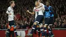 Pemain Tottenham Harry Kane (tiga kanan) merayakan gol bersama rekannya pada lanjutan Liga Premier Inggris  di Stadion Emirates, London, Inggris, Minggu (8/11/2015). Arsenal bermain imbang 1-1. (Reuters/Andrew Couldridge)