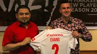PSM memperkenalkan Aaron Evans dalam sesi konferensi pers di Hotel Aryaduta, Makassar, Senin (14/1/2019). (Bola.com/Abdi Satria)