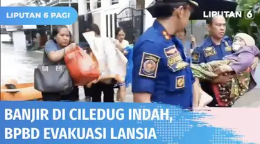 Petugas BPBD Kota Tangerang, Banten, mengevakuasi seorang lansia yang sakit di tengah banjir yang merendam Perumahan Ciledug Indah. Hingga Sabtu siang, masih ada empat titik banjir di wilayah Kota Tangerang.