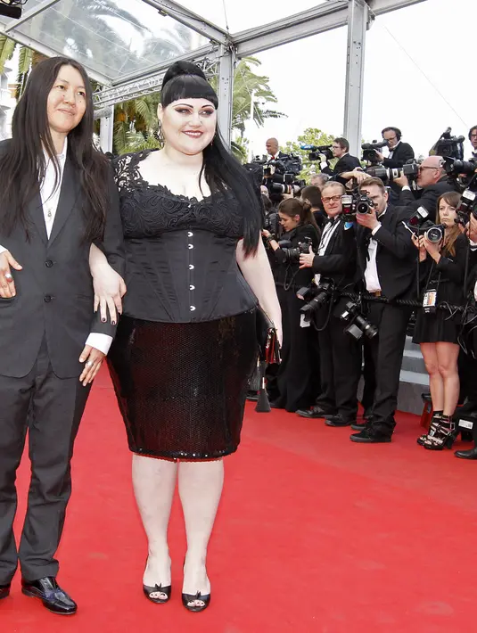 Kristen Ogata dan Beth Ditto. (Bintang/EPA) Sumber: afterellen.com