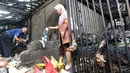 Pedagang mencari sisa barang dagangan usai kebakaran melanda Pasar Blok A Kebayoran Baru, Jakarta Selatan, Rabu (6/3). Sebanyak 25 mobil pemadam kebakaran dikerahkan untuk memadamkan si jago merah. (merdeka.com/Arie Basuki)