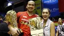 Salah satu bintang Satria Muda Britama,  Arki Dikania Wisnu berpose dengan trofi juara ditemani calon istrinya yang seorang presenter TV, Hilyani Hidranto. (Bola.com/Arief Bagus)