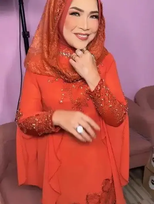 Ia juga kerap memakai cincin berlian yang tampak begitu cantik dipandang. [Instagram @mom_ayting92_]