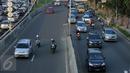 Pengendara motor masuk ke ruas Jalan Layang Non Tol Kampung Melayu arah Tanah Abang, Jakarta, Kamis (28/7). Meski sudah dipasang rambu dilarang melintas, pengendara motor nekat melintasi JLNT Kampung Melayu-Tanah Abang (Liputan6.com/Helmi Fithriansyah)