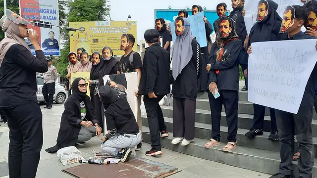 Aksi teatrikal mendesak Komnas HAM tetapkan kasus pembunuhan Munir sebagai pelanggaran HAM berat di Simpang Lima, Banda Aceh, Rabu (7/9/2022), (Liputan6.com/Rino Abonita)