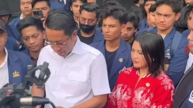 Menteri Hukum Supratman Andi Agtas seusai bertemu pimpinan DPR mendatangi mahasiswa yang akan menyampaikan aspirasi.