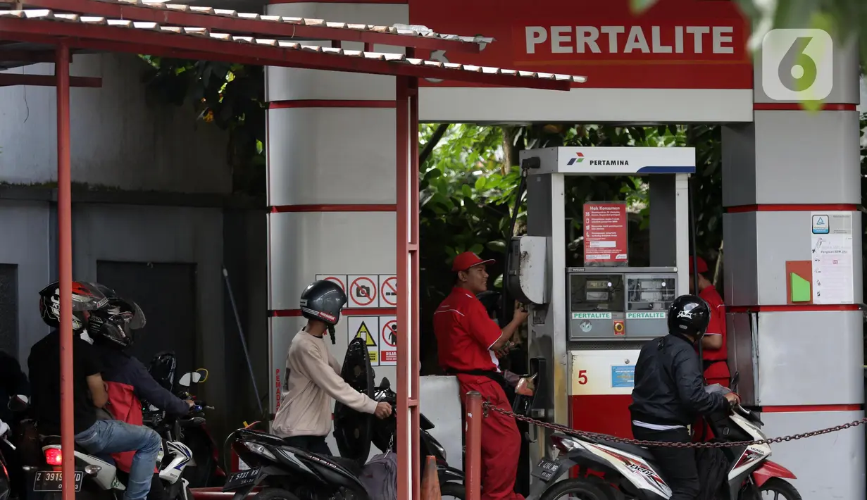 Antrean pengendara motor sesaat jelang kenaikan harga Bahan Bakar Minyak (BBM) Bersubsidi di SPBU Kawasan Jalan Siliwangi, Kota Tasikmalaya, Jawa Barat, Sabtu (3/9/2022). Pemerintah resmi menaikkan harga BBM Bersubsidi pada Sabtu (3/9) pukul 14.30 WIB. Harga BBM Subsidi jenis Pertalite naik dari Rp 7650 ke Rp 10.000,- dan Pertamax dari Rp 12.500 ke Rp 14.500,-(Liputan6.com/Helmi Fithriansyah)