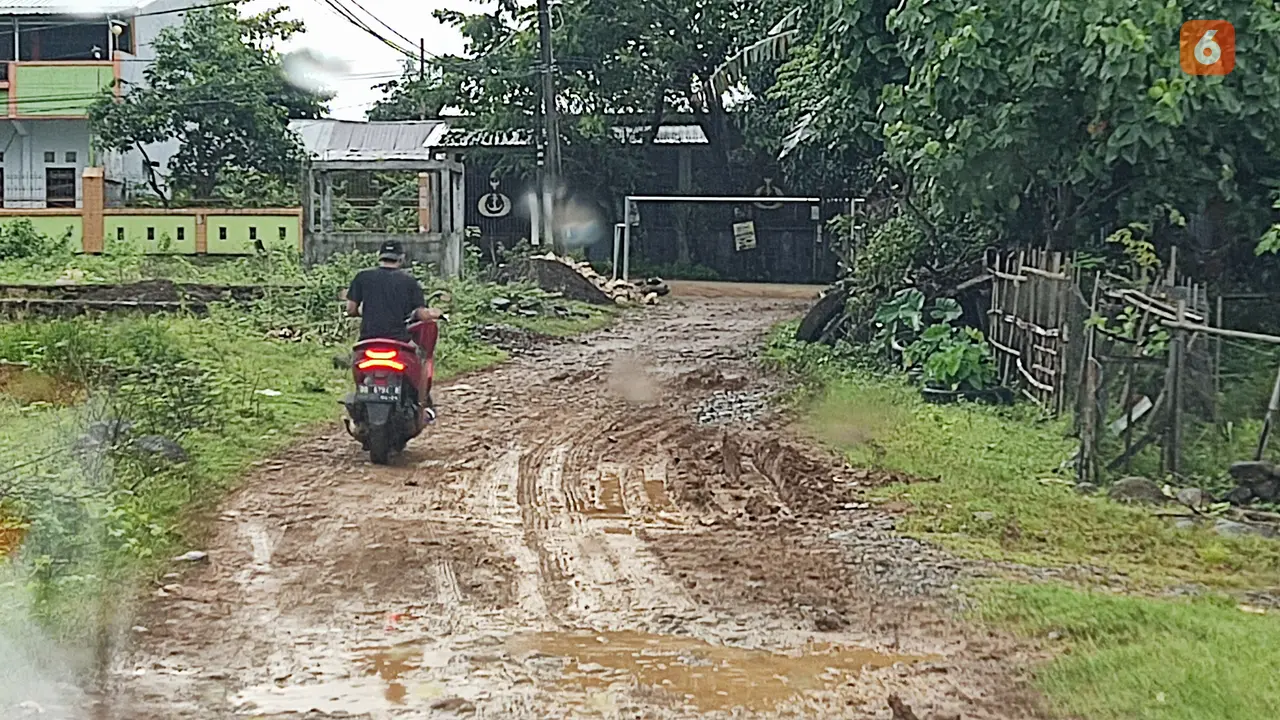 Kondisi jalan rusak di Kelurahan Sudiang Raya usai akses masuk ditutup portal (Liputan6.com/Fauzan)