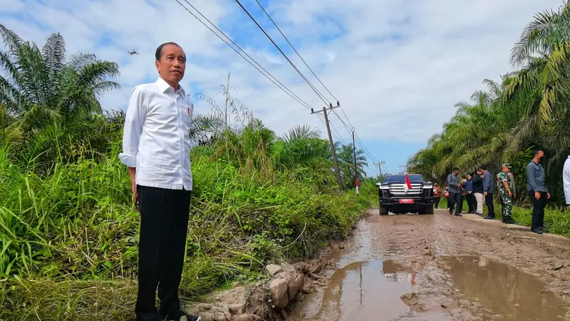 Presiden Joko Widodo atau Jokowi meninjau jalan rusak di Sumatera Utara