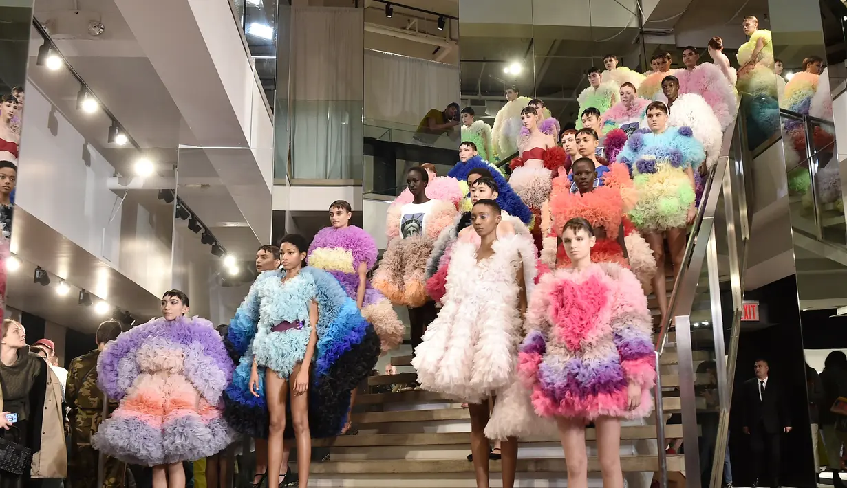 Para model berpose di runway mengenakan koleksi busana rancangan desainer Jepang, Tomo Koizumi  selama New York Fashion Week di Marc Jacobs Madison, 8 Februari 2019. Koizumi menampilkan parade gaun awan berwarna pelangi. (Steven Ferdman/Getty Images/AFP)