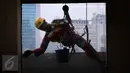 Dibantu beberapa asistennya, Sabar membersihkan setiap inci kaca yang tertempel pada gedung dengan ketinggian 36 lantai di kawasan ibu kota Jakarta. (Liputan6.com/Angga Yuniar)