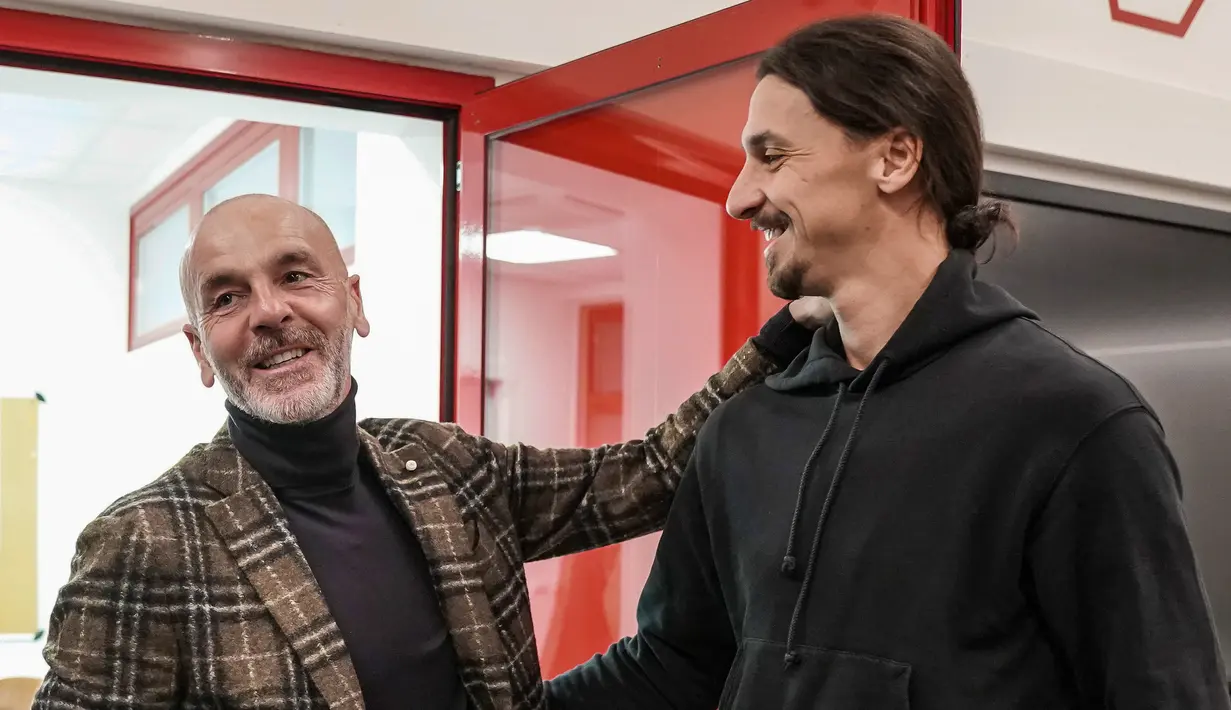 Zlatan Ibrahimovic (kanan) saat bertemu pelatih AC Milan Stefano Pioli di markas AC Milan, Italia, Kamis (2/1/2020). Datang untuk kedua kalinya, eks Manchester United itu ingin menjadi pahlawan bagi AC Milan. (Claudio Furlan/LaPresse via AP)