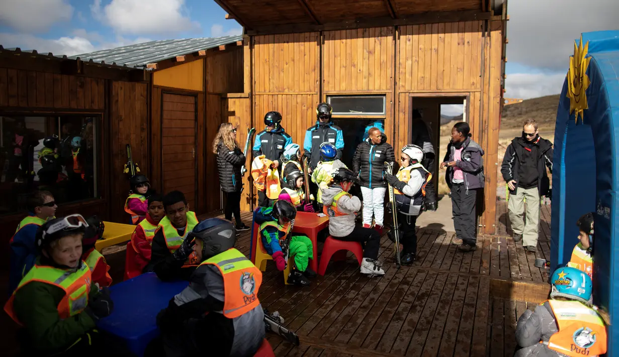 Para pemula berkumpul di fasilitas sekolah ski di Afriski, Pegunungan Maluti, Kerajaan Lesotho, Selasa (10/7). Lebih dari 80 persen wilayah Lesotho terletak di ketinggian melebihi 1.800 meter. (Marco Longari/AFP)