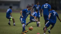 Gelandang Persib, Kim Kurniawan, mengontrol bola saat latihan di Stadion GBLA, Jawa Barat, Kamis (20/7/2017). Persib bersiap menghadapi Persija pada laga Liga 1. (Bola.com/Vitalis Yogi Trisna)