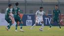 Pemain PSIM Yogyakarta, Rifal Lastori menguasai bola di antara para pemain Persikab Bandung pada laga pertama Grup Tengah Liga 2 2022/2023 antara Persikab Bandung melawan PSIM Yogyakarta di Stadion Si Jalak Harupat, Bandung, Minggu (28/8/2022). (Bola.com/M Iqbal Ichsan)