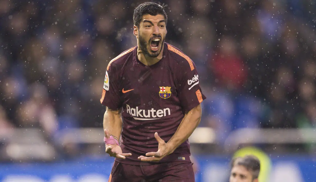Striker Barcelona, Luis Suarez, tampak kecewa usai gagal membobol gawang Deportivo La Coruna pada laga La Liga di Stadion Riazor, Senin (30/4/2018). Barcelona menang 4-2 atas Deportivo La Coruna. (AP/Lalo R. Villar)