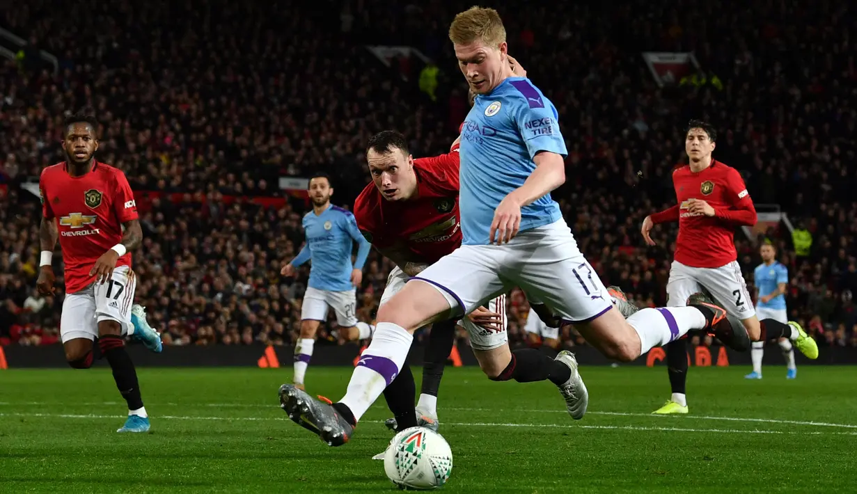 Kevin De Bruyne (Manchester City) - Kendati kerap didera cidera pemain satu ini dapat melesatkan enam gol, duabelas assist, serta membuat 19 peluang dari 80 umpan kunci. Tak heran jika Whoscored memasukkannya dalam list pemain tim impian dengan nilai sebanyak 7,65. (Foto: AFP/Paul Ellis)