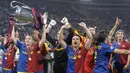 Gelandang Barcelona, Andres Iniesta, merayakan gelar juara Liga Champions di Stadion Olimpico, Roma, Rabu (27/5/20109). Sebanyak empat gelar Liga Champions diraihnya bersama La Blaugrana. (AFP/Lluis Gene)