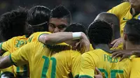 Selebrasi Roberto Firmino bersama skuat Brazil lainnya setelah mencetak gol dalam pertandingan persahabatan melawan Honduras di Porto Alegre, Brasil, Kamis 11 Juni 2015. (AP Photo / Nabor Goulart)