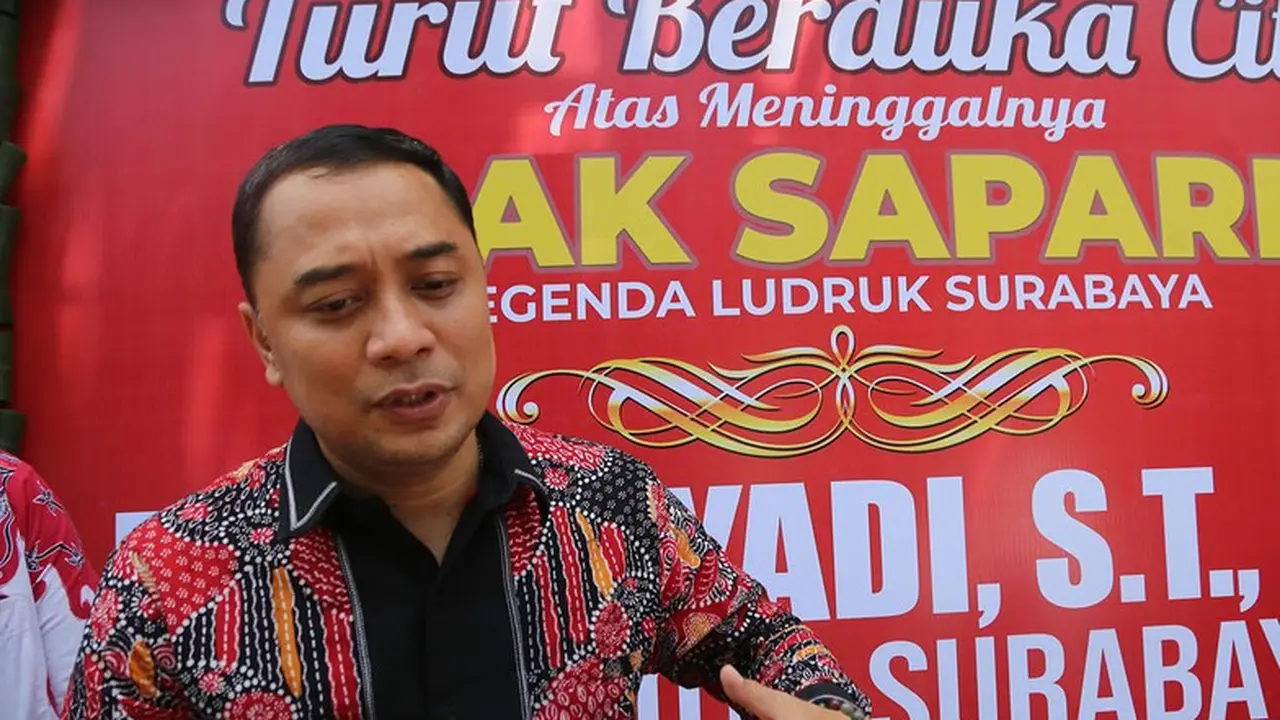 Eri Cahyadi saat takziyah ke rumah Cak Sapari. (surabaya.go.id)