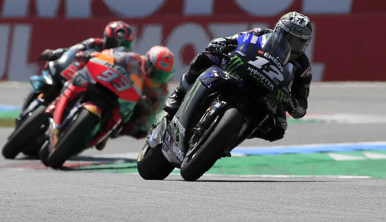 Pebalap Yamaha, Maverick Vinales, saat beraksi pada MotoGP Belanda di Sirkuit Assen, Belanda, Minggu (30/6/2019). Vinales sukses menjadi juara dengan catatan waktu 40 menit 55,415 detik. (AP//Peter Dejong)