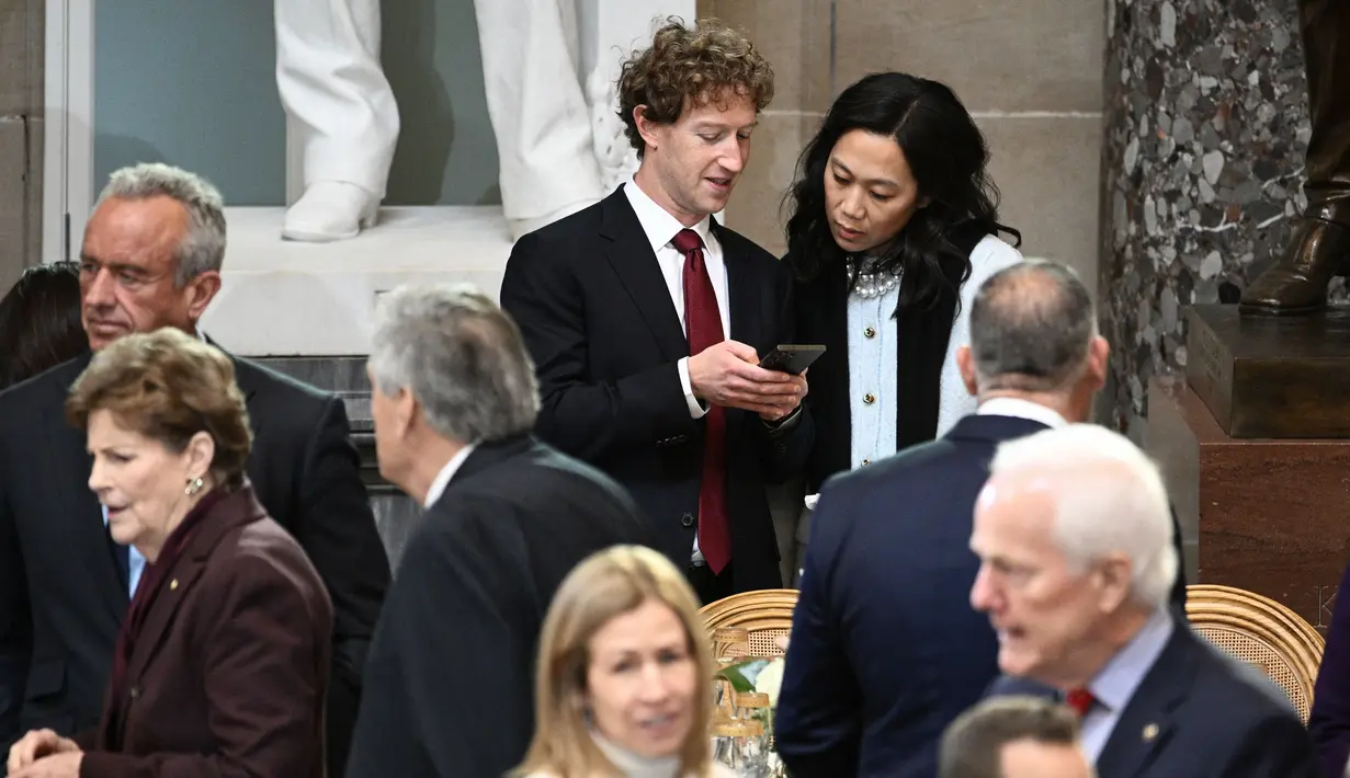 CEO Meta dan Facebook Mark Zuckerberg dan Priscilla Chan menghadiri jamuan makan siang untuk menghormati Presiden Amerika Serikat yang baru saja dilantik, Donald Trump, di Statuary Hall, US Capitol, Washington DC, pada 20 Januari 2025. (Brendan SMIALOWSKI/AFP)