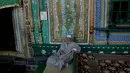 Pria Kashmir berzikir di dekat pintu masuk masjid tertua Masjid Shah-e-Hamdan selama bulan ramadan di Srinagar, Kashmir yang dikuasai India, 9 Mei 2019. Umat Islam di seluruh dunia sedang menjalankan puasa Ramadan dengan menahan lapar, haus, dan hawa nafsu mulai fajar hingga senja. (AP/Dar Yasin)