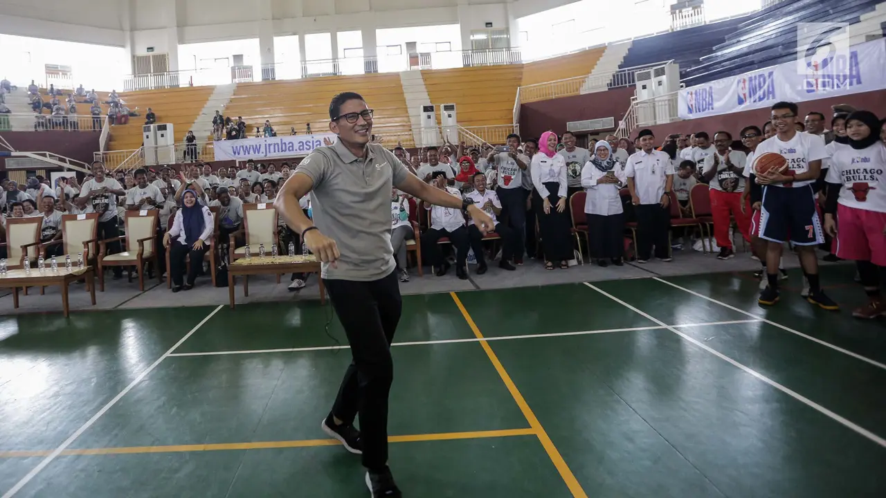 Gaya Sandiaga Uno Saat Memasukkan Bola Basket Lewat Three Point