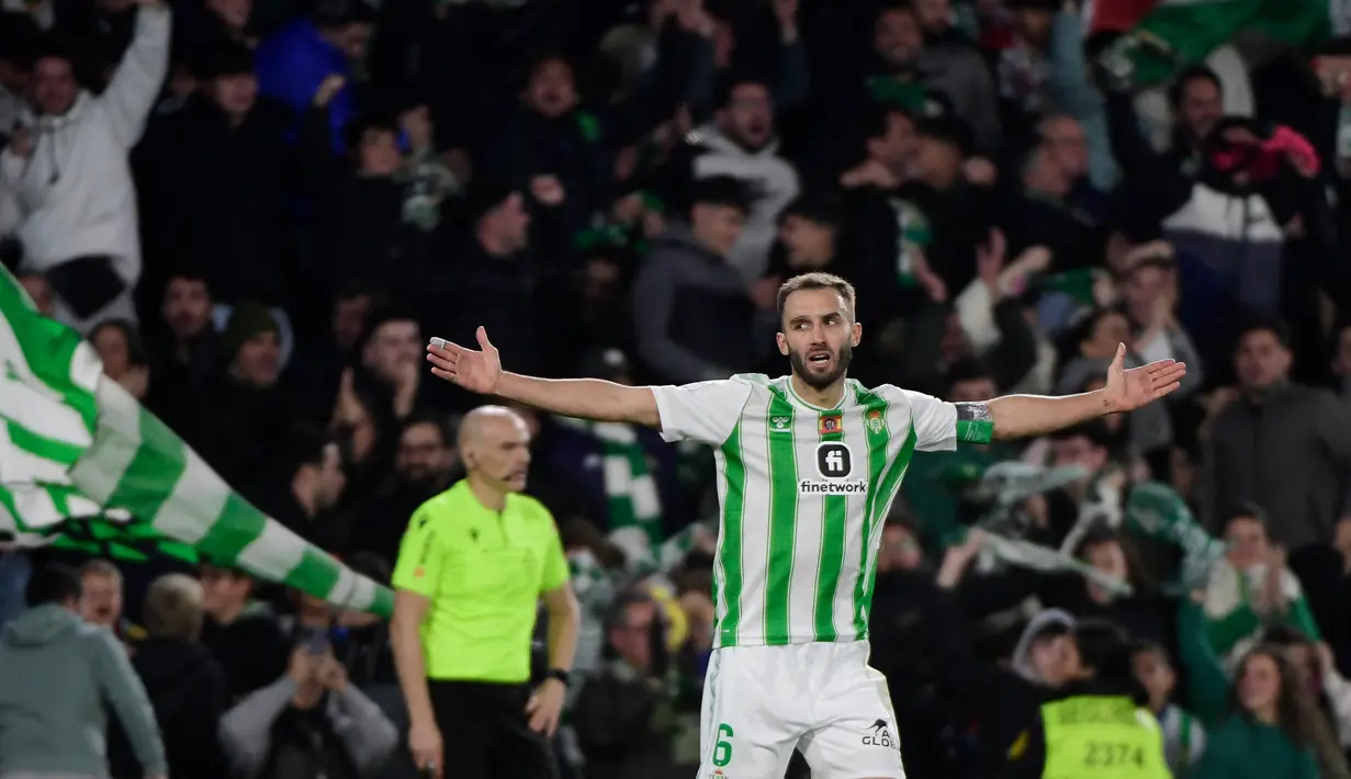 Betis menyamakan kedudukan saat memasuki menit ke-88 berkat gol German Pazzella. (CRISTINA QUICLER / AFP)