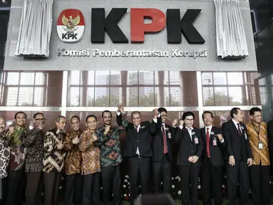 Para pemimpin KPK baru dan lama berfoto bersama usai peresmian gedung baru KPK di Jakarta, Selasa (29/12). Gedung baru ini berlantai 16 Namun, penggunaan gedung ini baru bisa digunakan pada Maret mendatang. (Liputan6.com/Faizal Fanani)