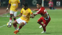 Pemain tengah Persija, Sandi Sute (kanan) berebut bola dengan penyerang Selangor FA, Ilham Udin Armayn saat laga persahabatan di Stadion Patriot Candrabhaga, Bekasi, Kamis (6/9). Persija kalah 1-2. (Liputan6.com/Helmi Fithriansyah)