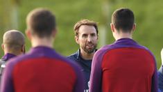Pelatih sementara timnas Inggris, Gareth Southgate (tengah) saat berbincang dengan para pemain pada sesi latihan persiapan melawan Malta di St George's Park,  Burton-upon-Trent, (4/10/2016). AFP/Paul Ellis)