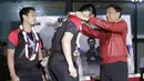 Ketum PP PBSI, Wiranto, mengalungkan bunga kepada pasangan ganda putra Indonesia, Mohammad Ahsan/Hendra Setiawan, di Bandara Soekarno-Hatta, Tangerang, Selasa (27/8). Ahsan/Hendra meraih gelar pada Kejuaraan Dunia Bulutangkis 2019. (Bola.com/Yoppy Renato)