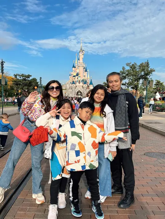 Nisya Ahmad seperti ABG [Instagram/nissyaa]