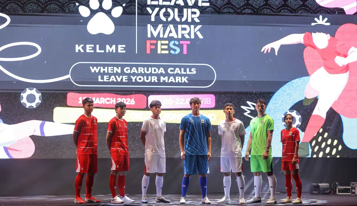 Dalam peluncuran yang menggunakan pemain Timnas Indonesia dan Timnas Futsal sebagai model, tampak jersey kandang didominasi oleh warna merah. Tampak dalam foto, suasana peluncuran jersey terbaru Timnas Indonesia di Plaza Utara Stadion Utama Gelora Bung Karno (SUGBK), Jakarta, Kamis (12/3/2026) malam. (Bola.com/Bagaskara Lazuardi)