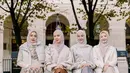 Buat kamu yang berhijab, gaya Natasha Rizky, Nina Zatulini, Ratna Galih, dan Dian Ayuh berikut ini bisa jadi inspirasi. Mereka memancarkan pesona anggun lewat padanan outerwear dan maxi skirt serasi. [@natasharizkynew]