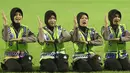 Polwan kota Gresik saat menampilkan seni Banjari usai laga Gresik United melawan Sriwijaya FC pada Torabika SC 2016 di Stadion Tri Dharma, Minggu(12/6/2016). (Bola.com/Nicklas Hanoatubun)