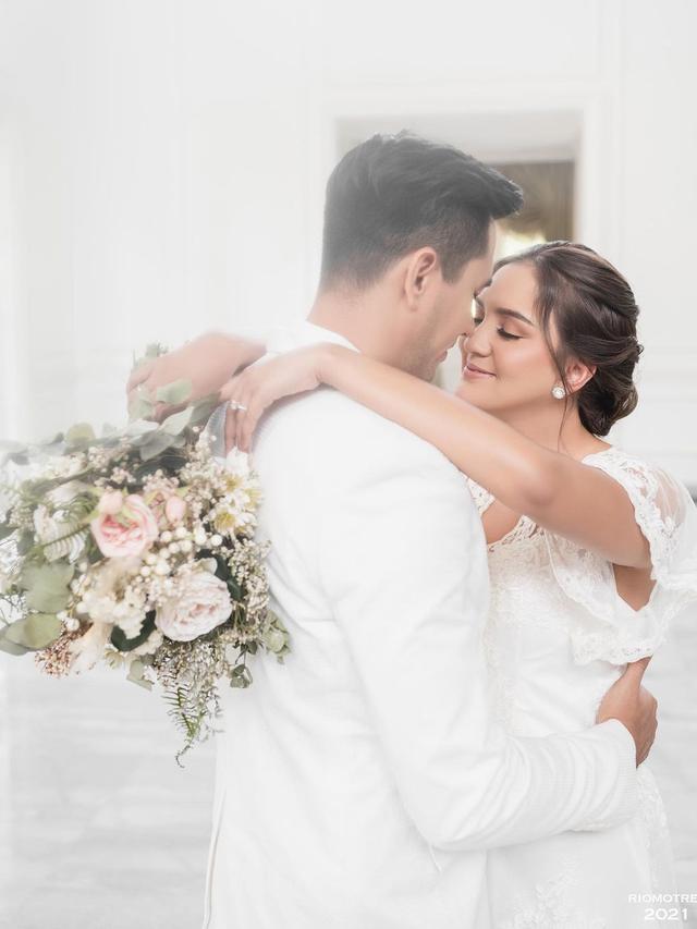 Anniversary ke-15, Ini 7 Potret Darius Sinathrya dan Donna Agnesia Pakai Baju Pernikahan