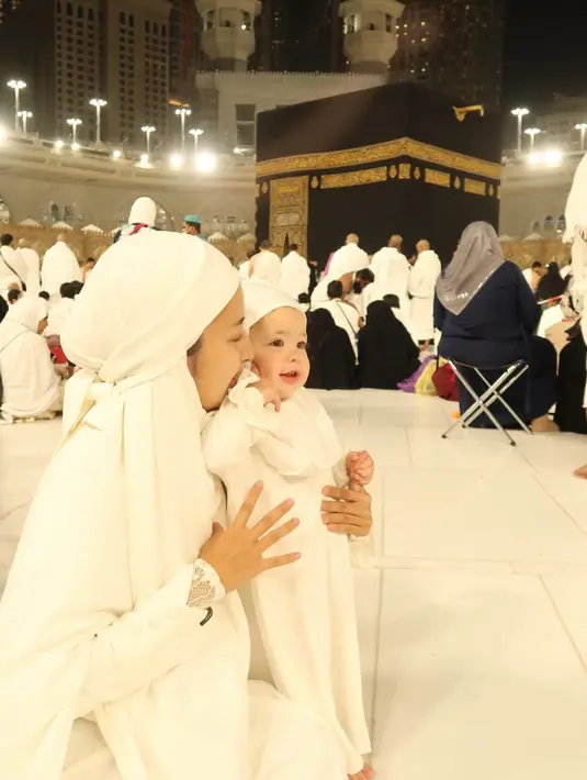 <p>"Rasanya pertama kali tawaf muterin 7 kali gendong kamari aku pikir aku gabakal kuat atau bakal lelah .. tapi bener &ldquo; tak terasa sama sekali gendong muterin ka&rsquo;bah gendong kamari sambil berdoa," tutur Jennifer. (Foto: Instagram/ jennifercoppenreal20)</p>
