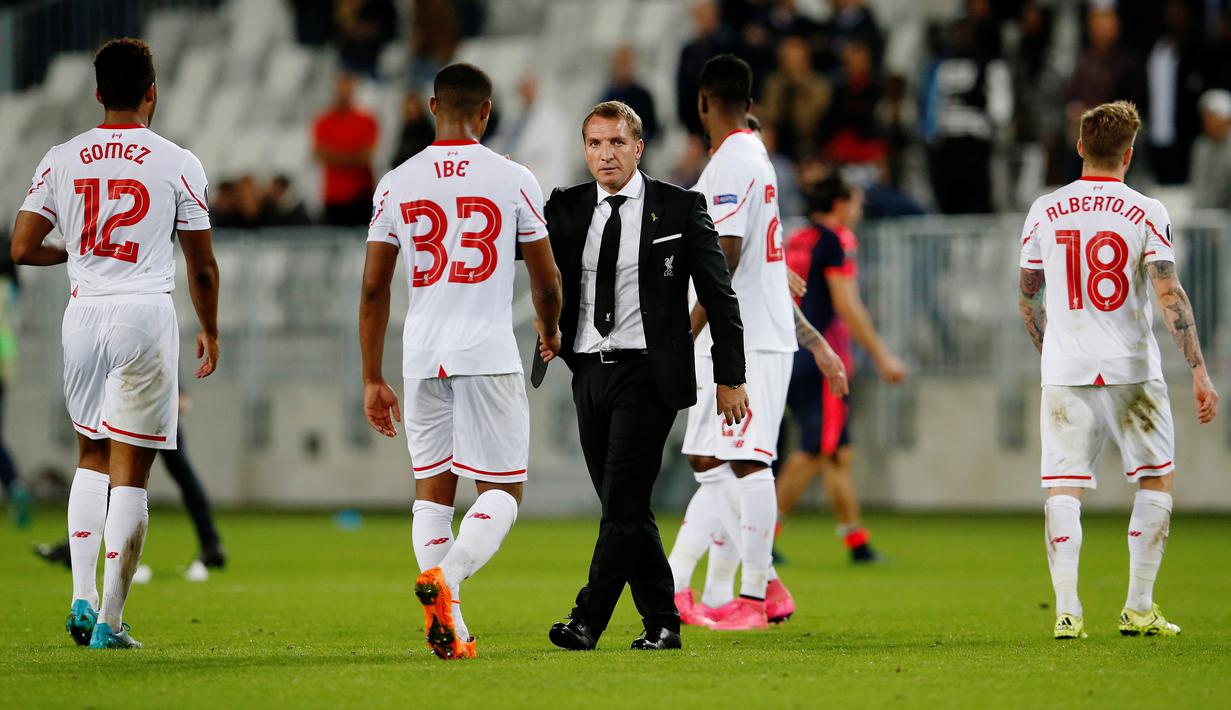 Pelatih Liverpool, Brendan Rodgers, menyambut pemainnya setelah melawan Bordeaux dalam laga Grup B Liga Europa di Bordeaux, Jumat (18/9/2015) dini hari WIB. (Action Images via Reuters/Lee Smith)
