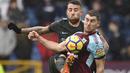 Bek Manchester City, Nicolas Otamendi (kiri) menghalau bola dari dada pemain Burnley, Sam Vokes pada lanjutan Premier League di Turf Moor  Stadium, Burnley, (3/2/2018). Burnley tahan Manchester City 1-1. (AFP/Oli Scarff)
