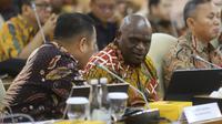 Dalam rapat berbareng Komisi XIII DPR RI, Menteri Hak Asasi Manusia (HAM) Natalius Pigai memastikan kebijakan pemerintah Presiden Prabowo Subianto tidak menabrak koridor HAM. (merdeka.com/Arie Basuki)
