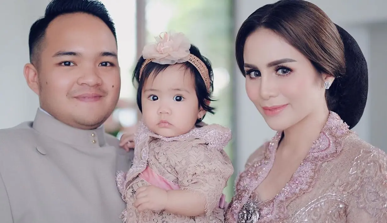 Usai menikah dengan pengusaha asal Malang yang bernama Nicola Reza Samudra, Momo mengurangi aktivitasnya di dunia hiburan. Momo juga tampak sering menghadiri acara tertentu dengan pakaian yang formal. Salah satunya busana kebay yang membuatnya makin memesona. (Liputan6.com/IG/@therealmomogeisha)