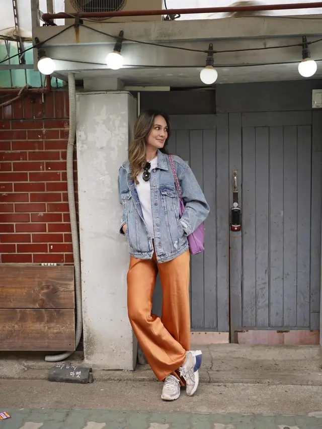 Inspirasi padu padan jaket jeans ala Luna Maya (Instagram/@lunamaya)