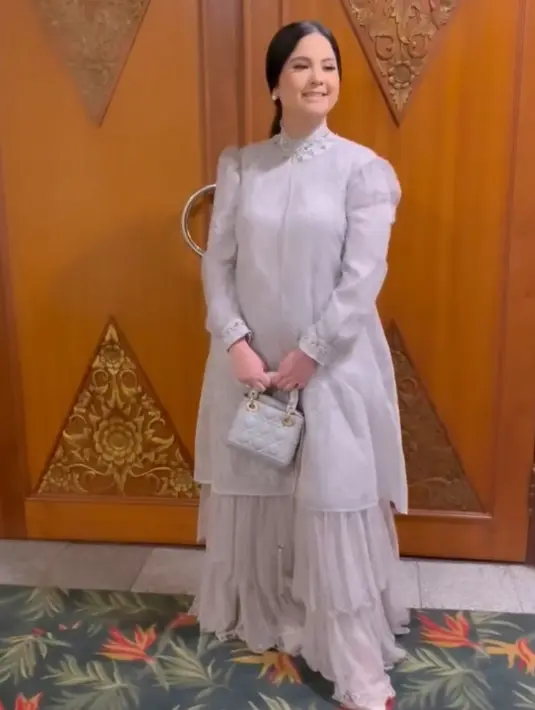 Annisa Pohan saat menghadiri Indonesia Fashion Week mengenakan tas Lady Dior warna abu-abu. Dilihat dari lama Dior, tas tersebut seharga Rp71 jutaan. [@annisayudhoyono]