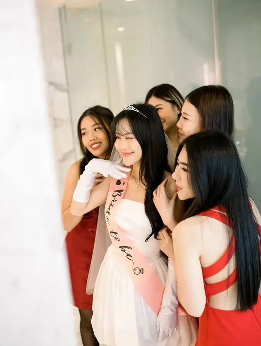 Sarung tangan putih dan stocking hitam yang dipadukan dengan high heels memperkuat kesan elegan, tanpa meninggalkan sentuhan personal khas Jessica yang stylish dan modern. [@flawlesspic].