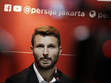 Pemain baru Persija Jakarta, Marco Motta, saat diperkenalkan di Kantor Persija, Kuningan, Jakarta, Senin, (3/2/2020). Mantan pemain Juventus dan AS Roma ini akan menjadi andalan di lini pertahanan Macan Kemayoran musim depan. (Bola.com/M Iqbal Ichsan)